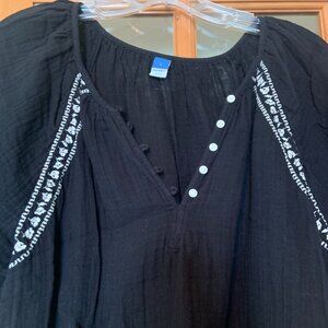 Old Navy Women's Peasant V-neck, black & white Top. Size L